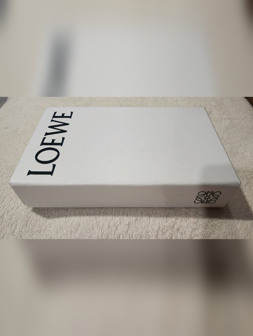 Loewe White Presentation Box with Black Logo, Flip 9 X 5.5 X 22 - Picture 2 of 4